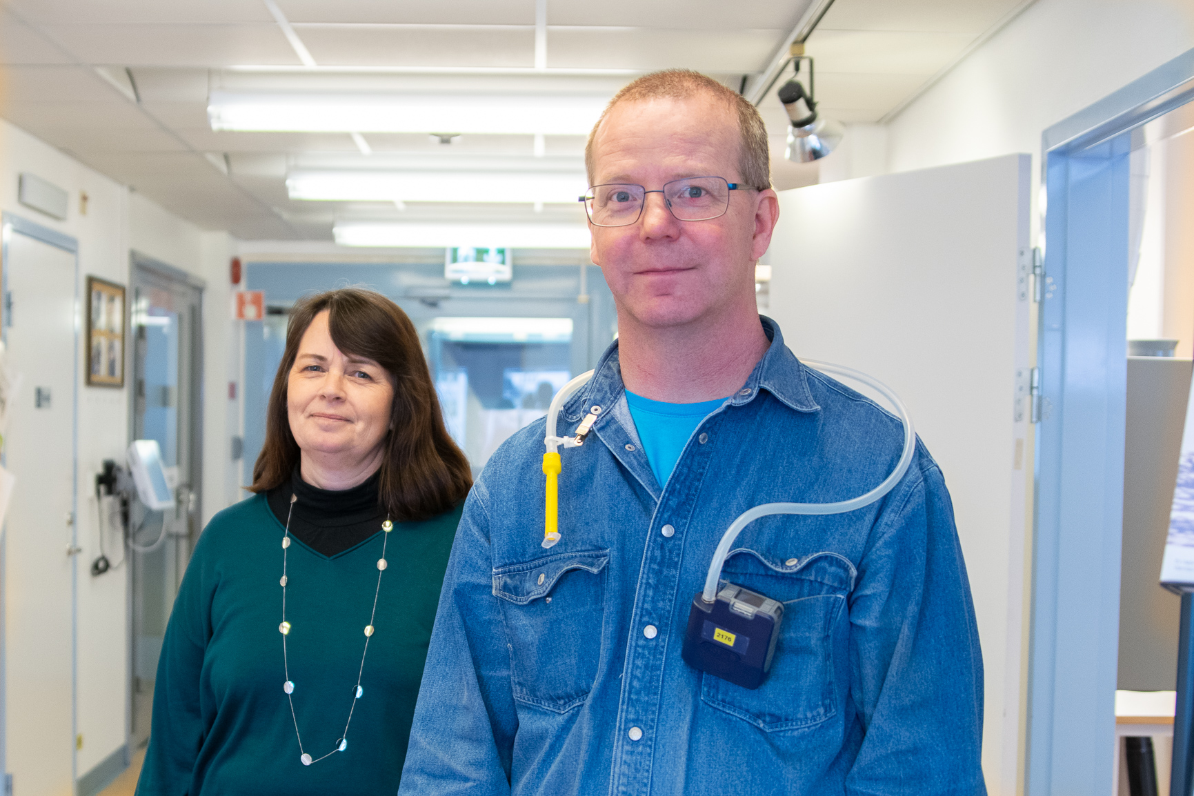 Lena Andersson, yrkeshygieniker, och Anders Johansson, mättekniker, ska mäta isocyansyra på arbetsplatser