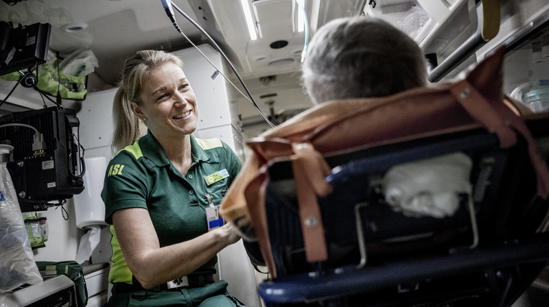 Patient tas om hand i ambulans