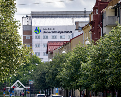 Universitetssjukhusets fasad med logoskylt. Vy från Järnvägsgatan i Örebro.
