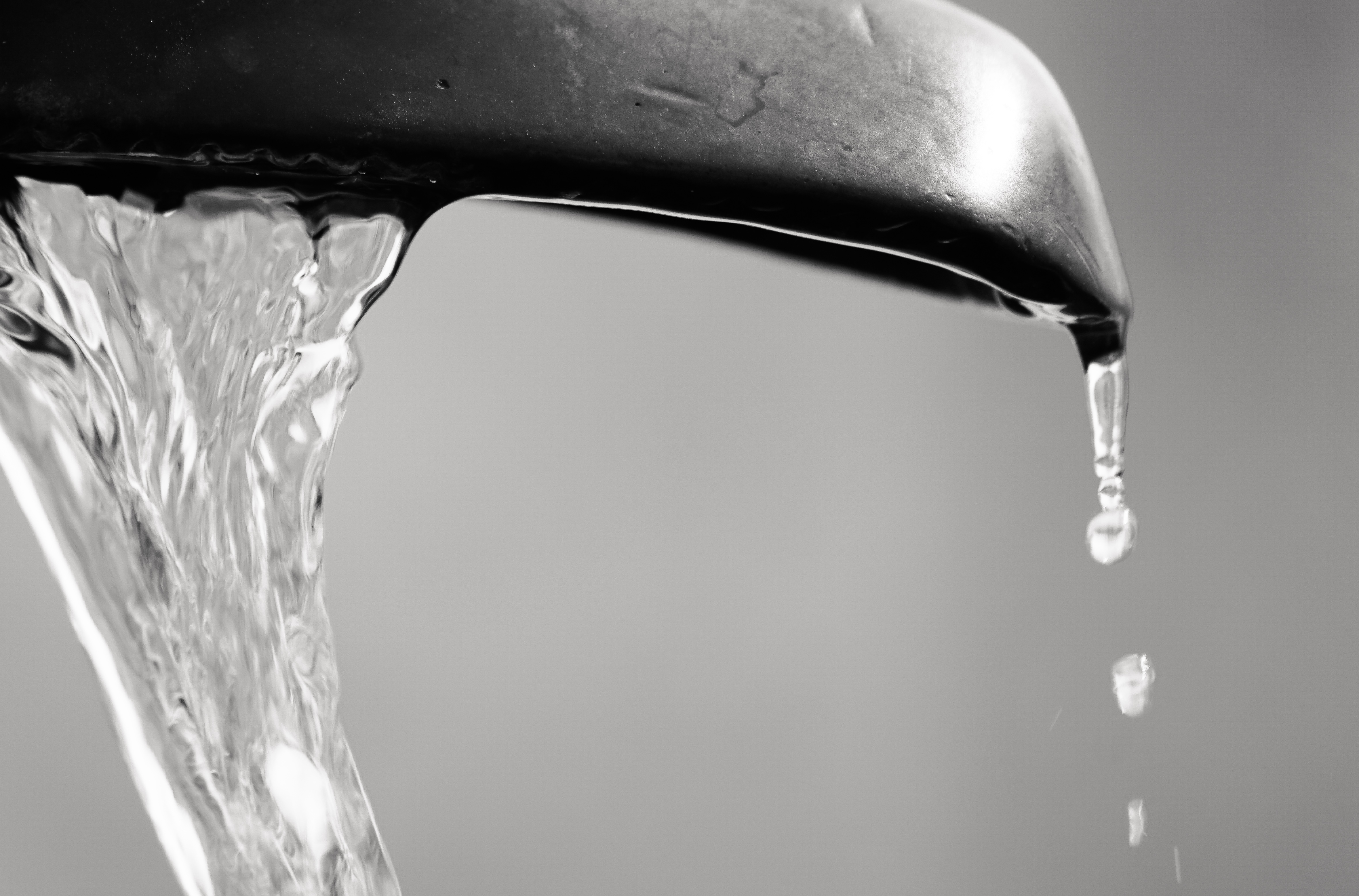 En vattenkran med rinnande vatten