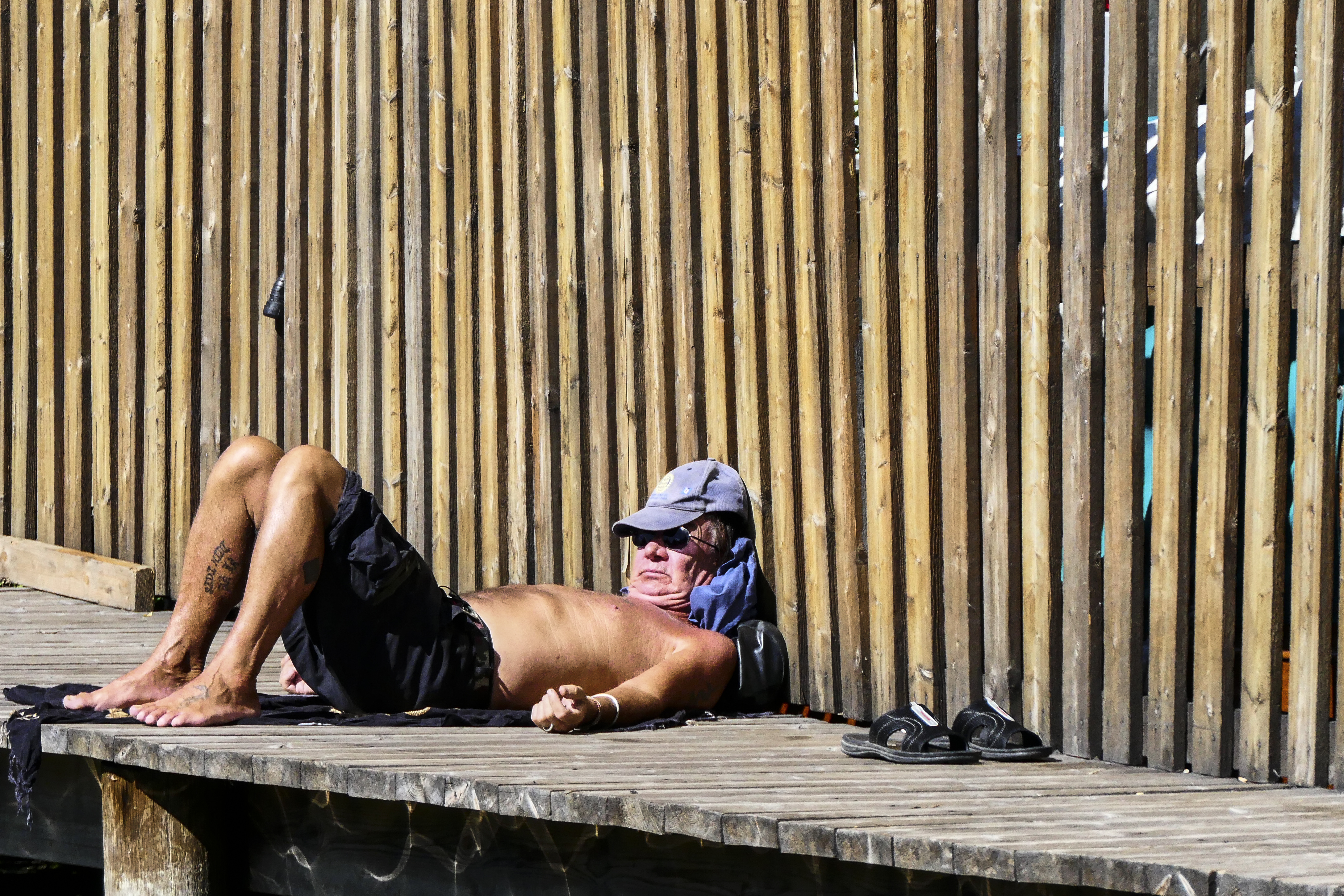 En man som ligger och solar