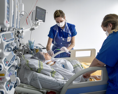 Sjuksköterskor och patient på NIMA
