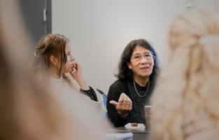 På bild: Malin Aronsson lyssnar och Isabel Suarez pratar.Partnerskapet för sociala innovationer (PSI) är ett nätverk för att motverka sociala problem och utanförskap i samhället. Tillsammans utvecklar vi idéer och initiativ och sprider kunskap som är till nytta för samhället och invånare.Möte på Tegelbruket 1 november 2022.