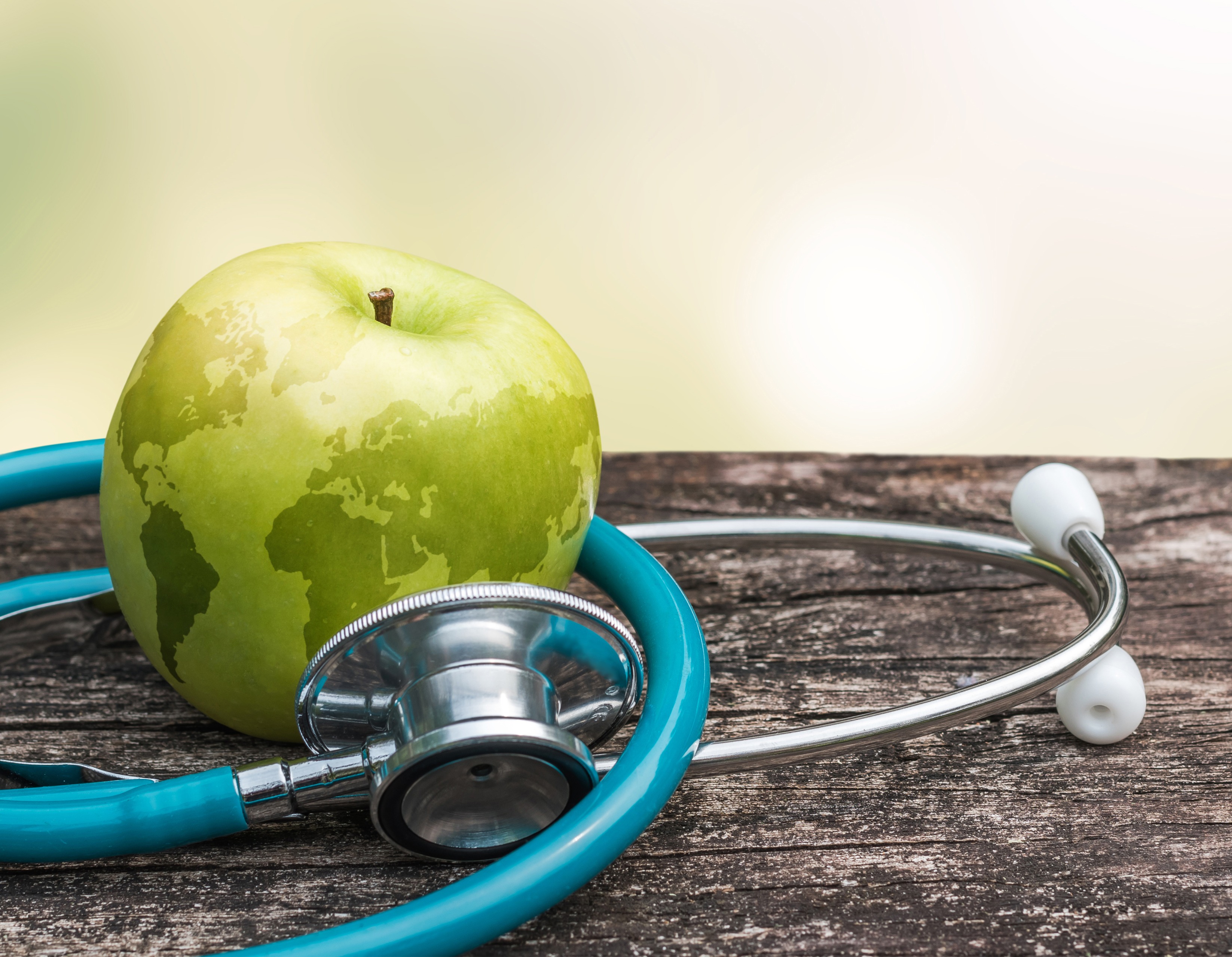 Ett grönt äpple vid ett stetoskop