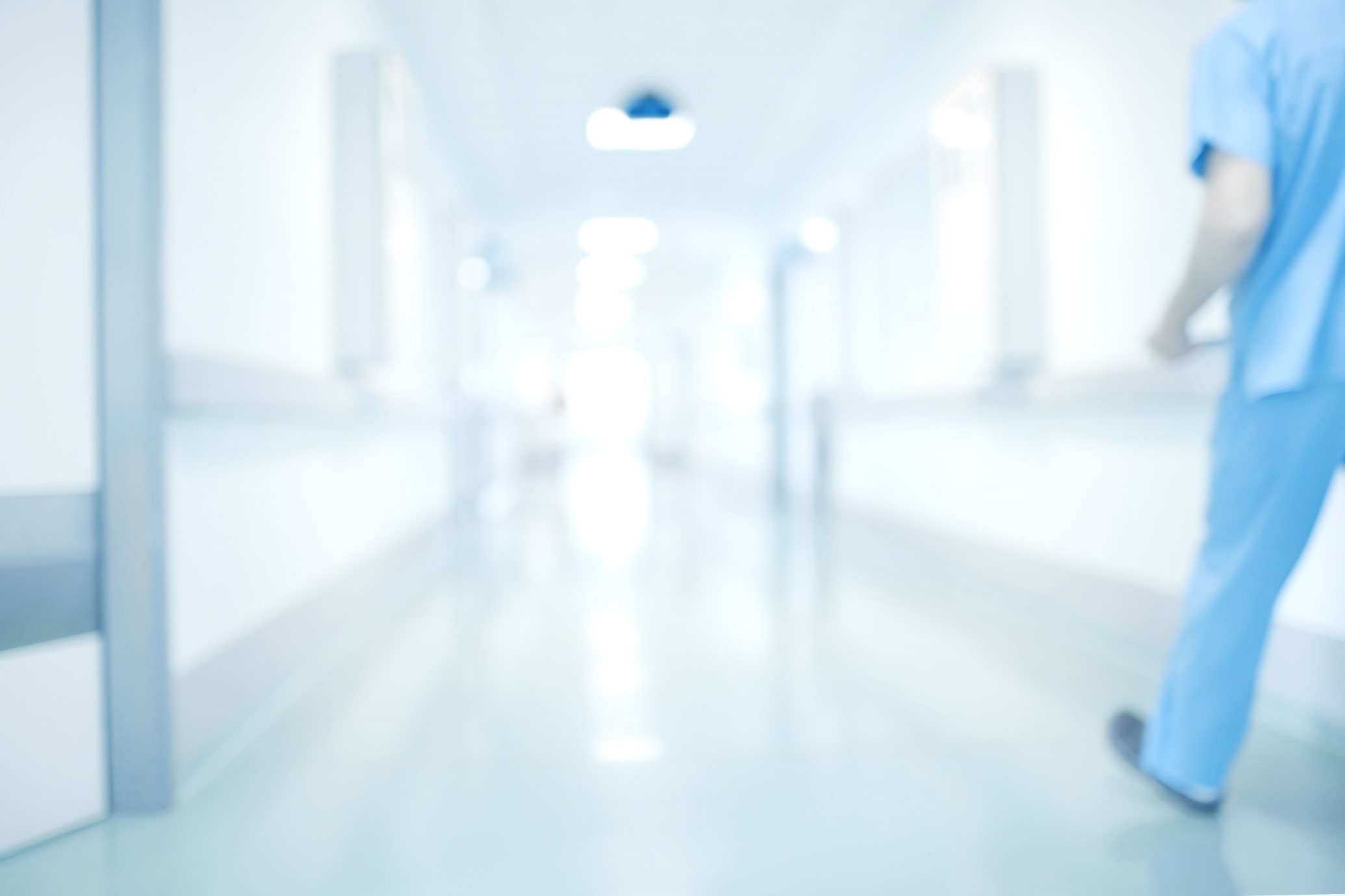 Sjukvårdspersonal går i korridor