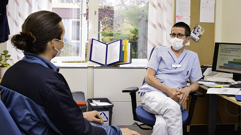 Sjuksköterska i samtal med patient på Skebäcks vårdcentral. 