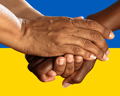 händer framför ukrainska flaggan