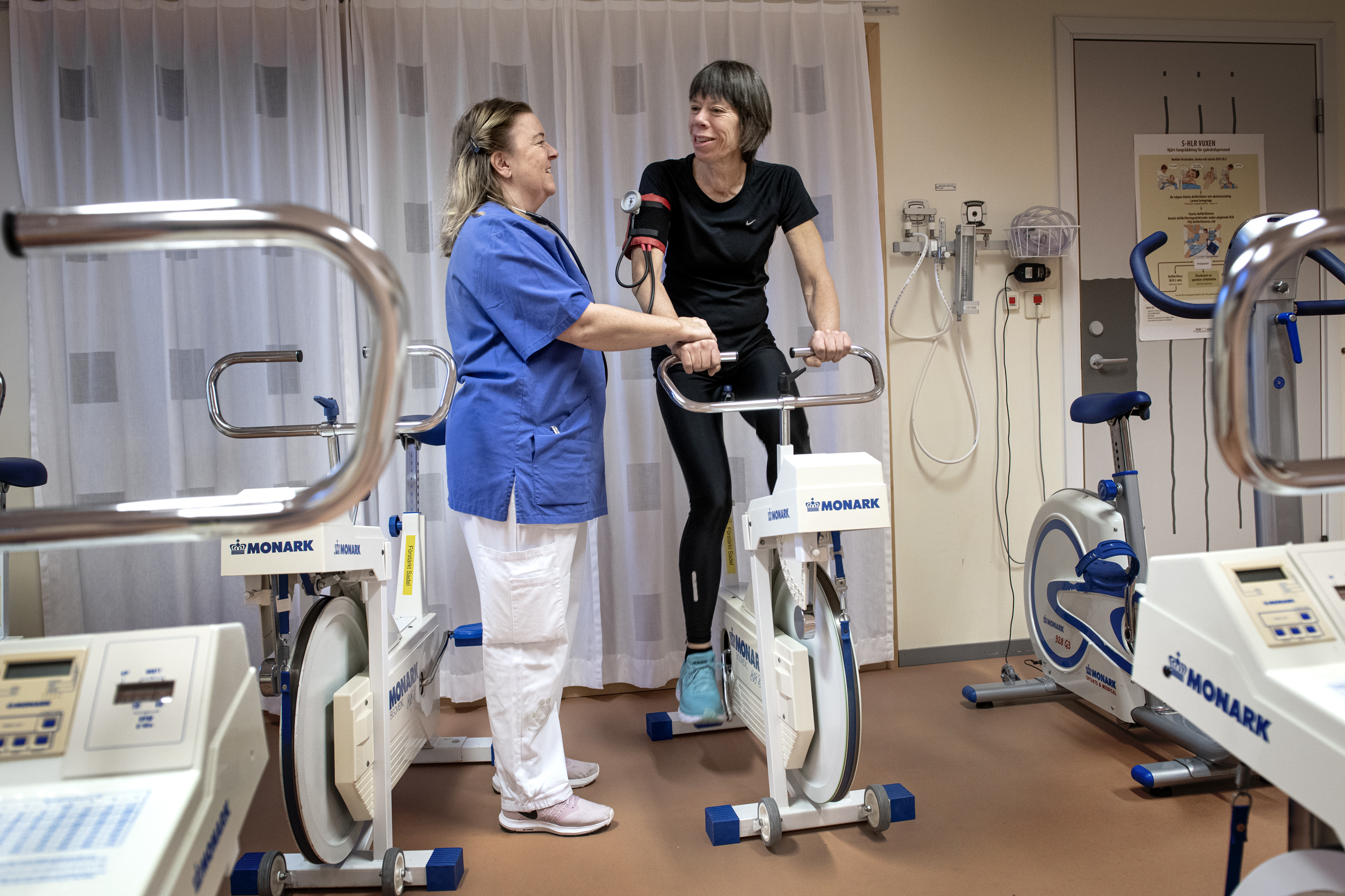 Fysioterapeut visar träning med cykel