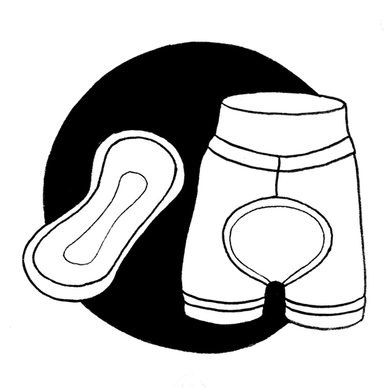 Tecknad svartvit bild av två blöjor, den ena syns snett ovanifrån den andra sitter innanför en nätbyxa på en provdocka. Teckningen har en svart cirkelformad bottenplatta. Illustration Majsan Sundell