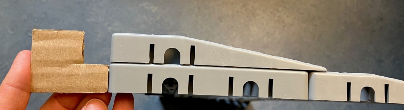 Uppbyggd tröskalramp med liten glipa  mellan ramp och tröskel